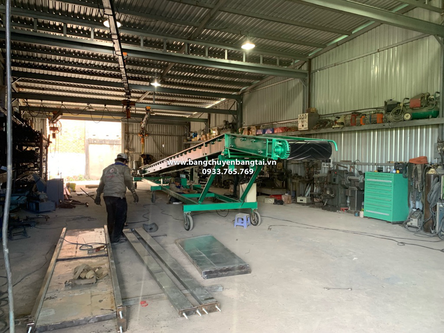 thi cong hoan thien băng tải lên hàng container tai xuong