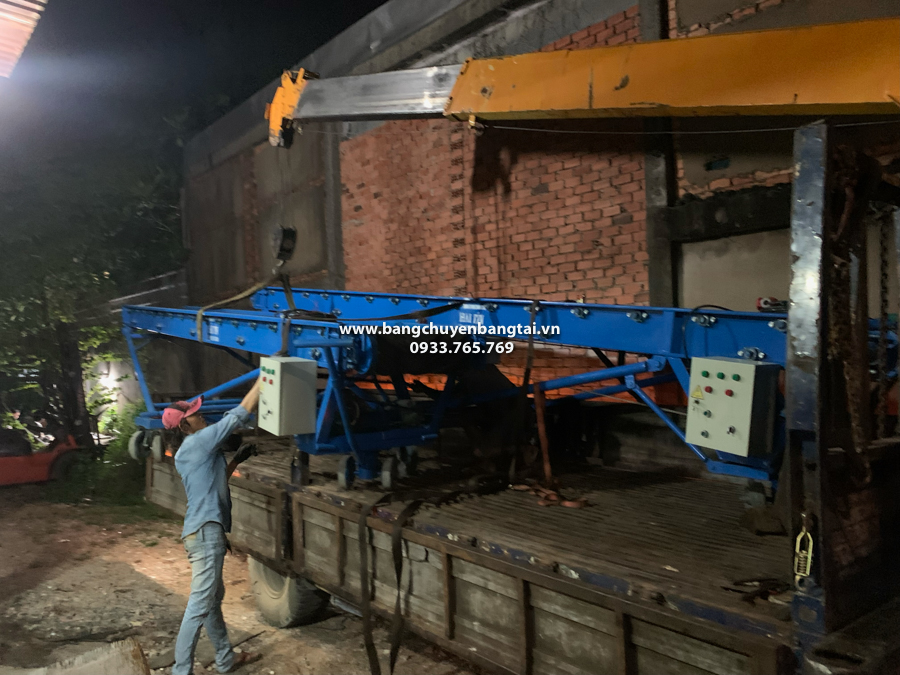 dua bang tai len xe di ban giao