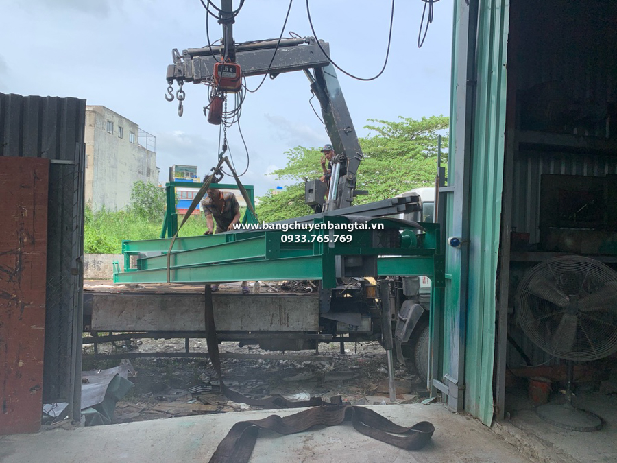 dua khung bang tai len xe