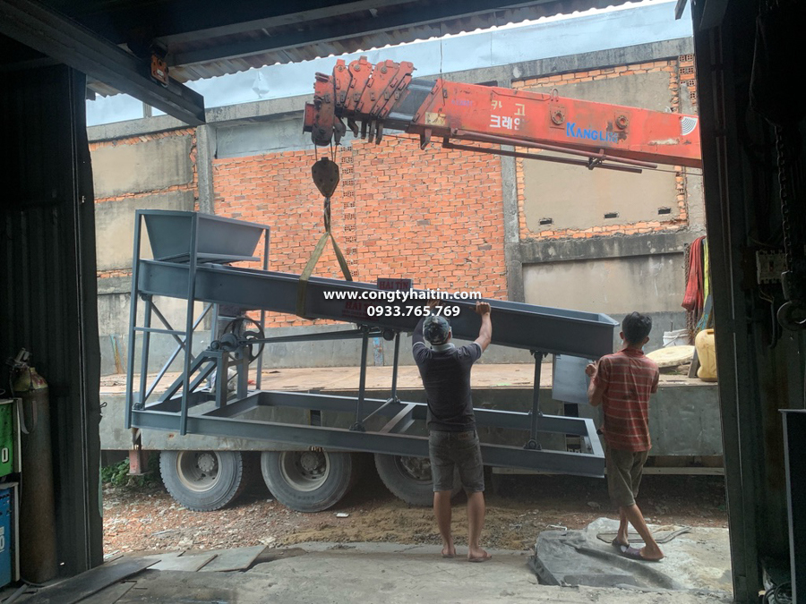 đưa máy sàng lên xe