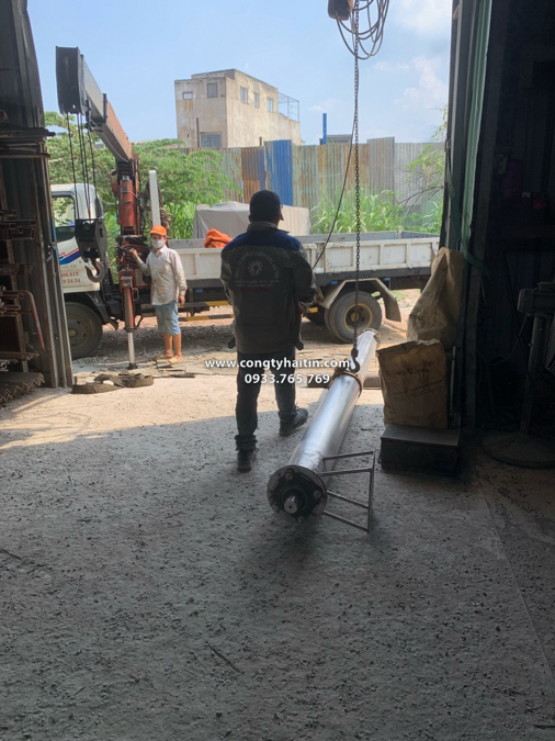 dua vit tai ong inox len xe cau