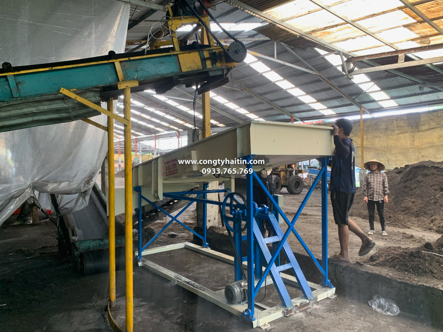 bàn giao máy sàng phân gà cho khách