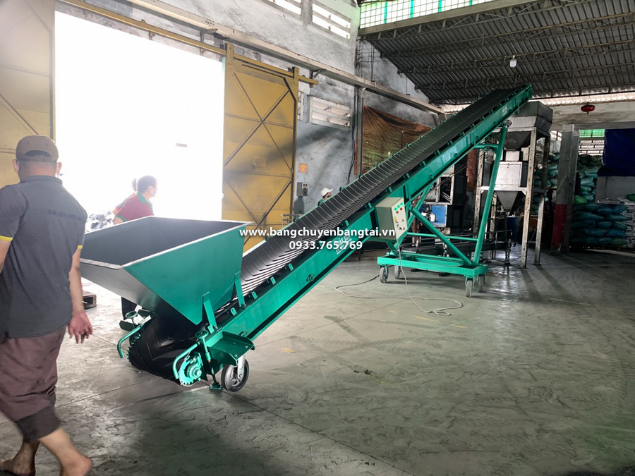 băng tải lồng máng nâng hạ di động đã dua vao vi tri su dung