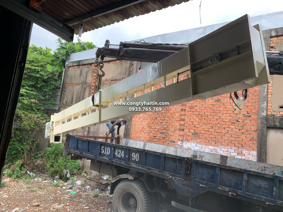 dua gau tai len xe di ban giao