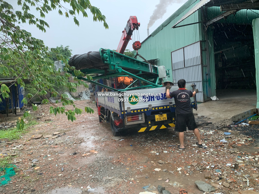 cho băng tải lên xe di ban giap