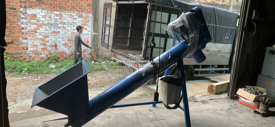 chuan bi dua vit tai len xe