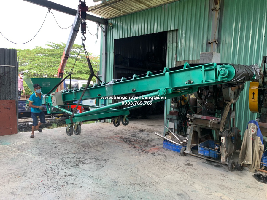 chuan bi dua bang tai long mang len xe