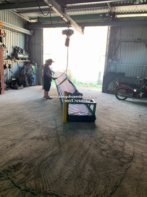 chuẩn bị cẩu hàng lên xe