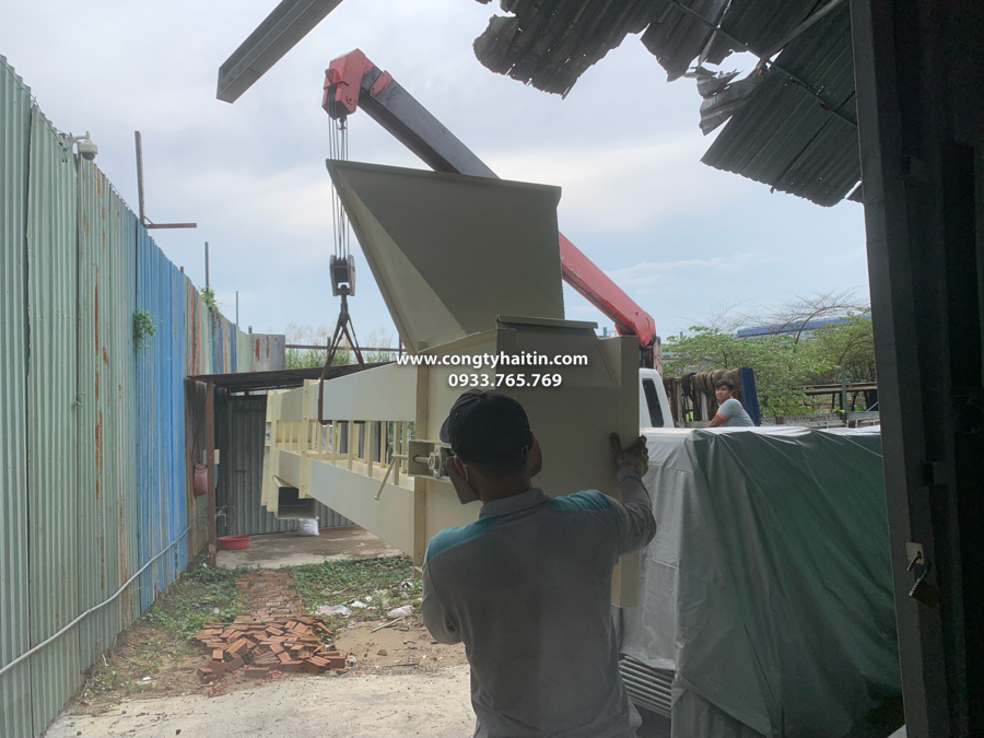 đưa gầu tải trầu lên xe cẩu