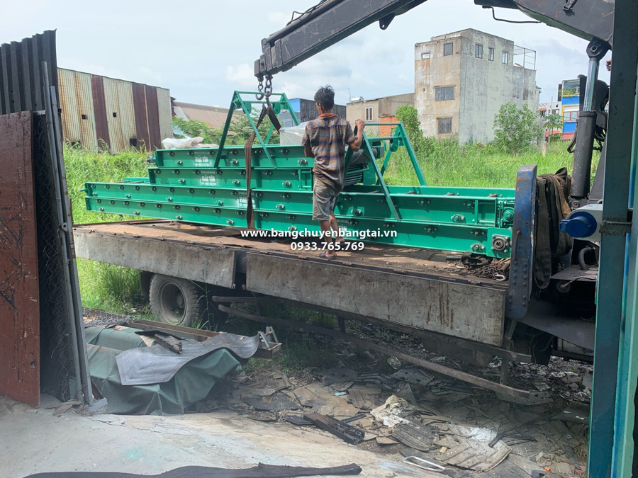 khung bang tai da duoc dua len xe