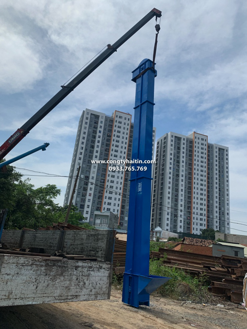 cẩu dựng gầu tải vào nơi vị trí lắp đặt