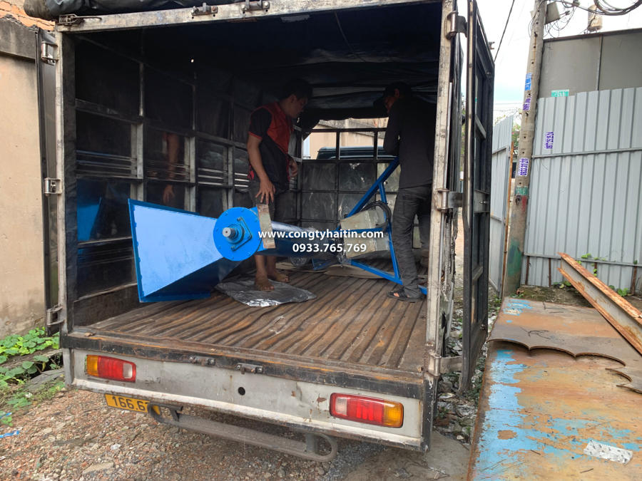 lên đường bàn giao vít tải ống nghiêng cho khách hang