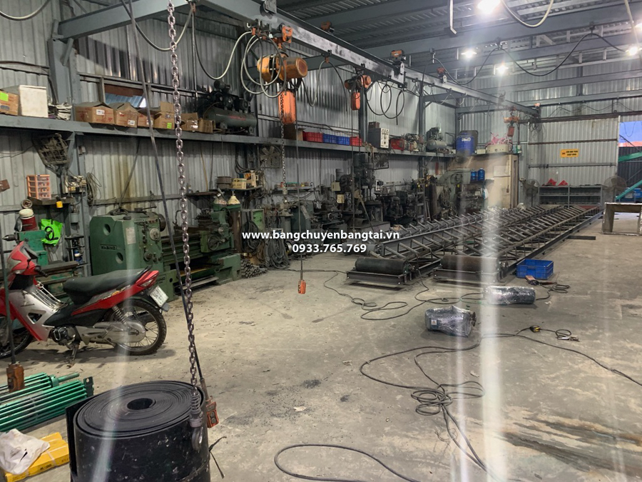 25m băng tải lồng máng dang đươc gia công