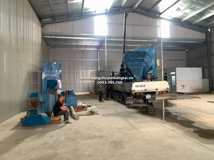 xe van chuyen may tron gao den noi lap dat