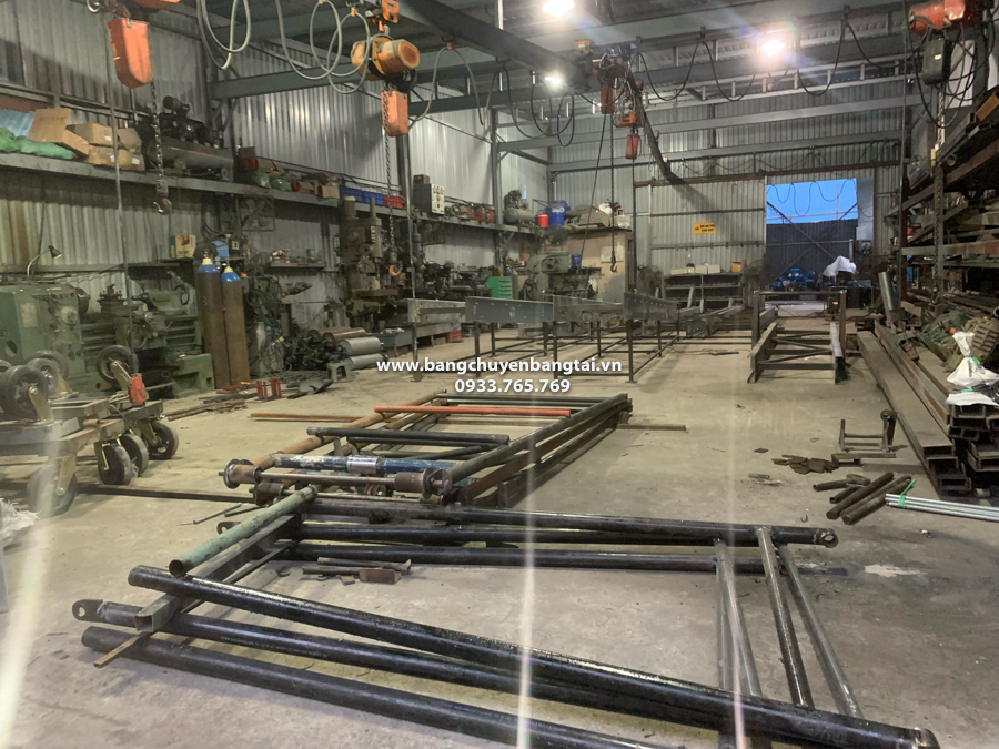 thi công tay đỡ nâng hạ băng tải