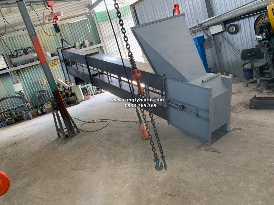 tiến hành sơn chống rỉ cho gầu tải