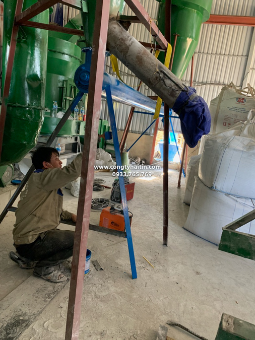tiến hành sơn vít tải óng