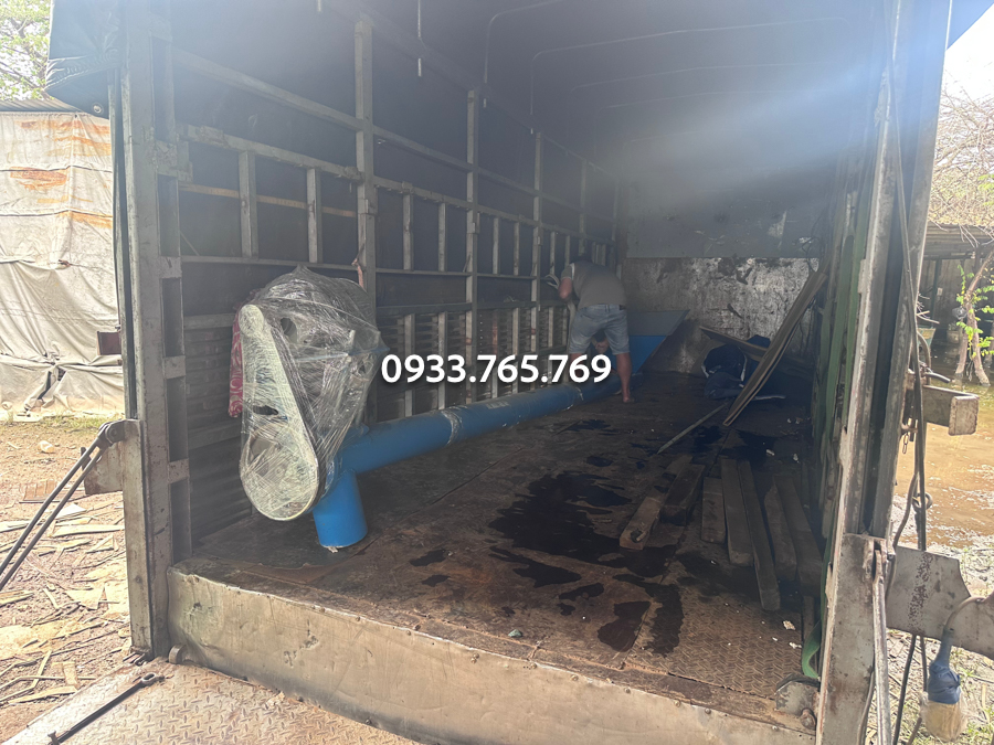 ban giao vít tải ống 4.5m lên xe