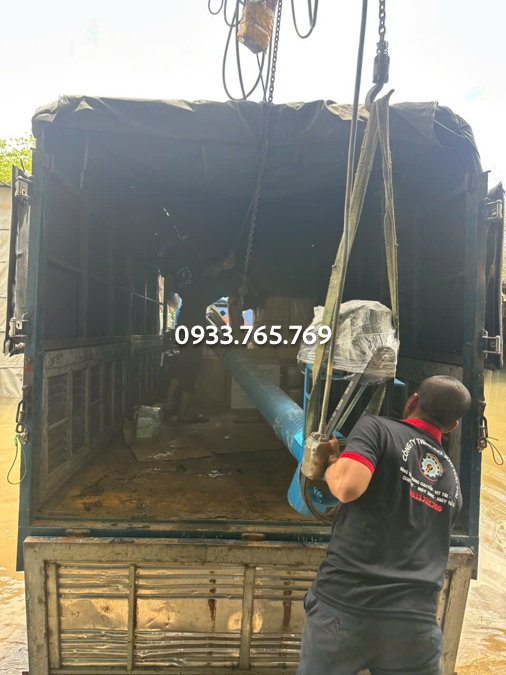 ban giao vít tải óng 4m len xe
