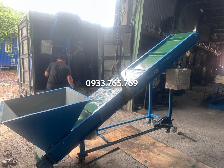len duong ban giao 02 băng tải pvc gai