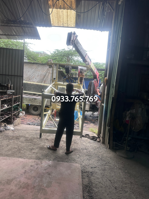 cho khung trụ bánh xe lên xe cau