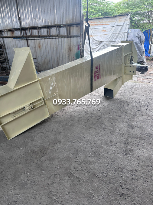 cho gầu tải lên xe đi bàn giao
