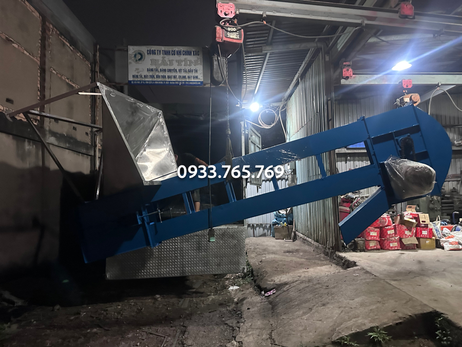 cho gau tai len xe di ban giao