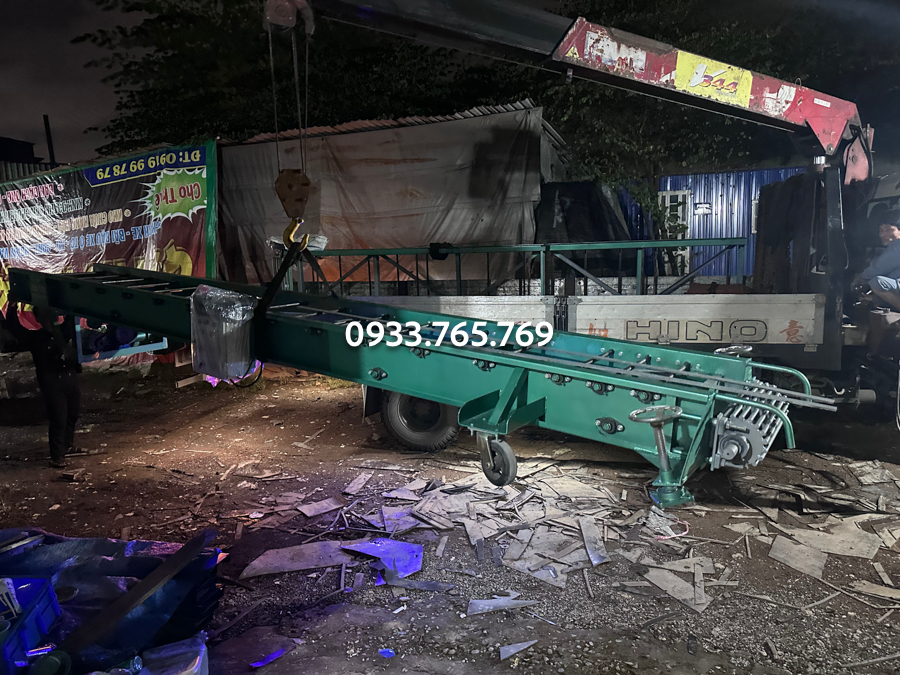 cho khung băng tải lên xe cau