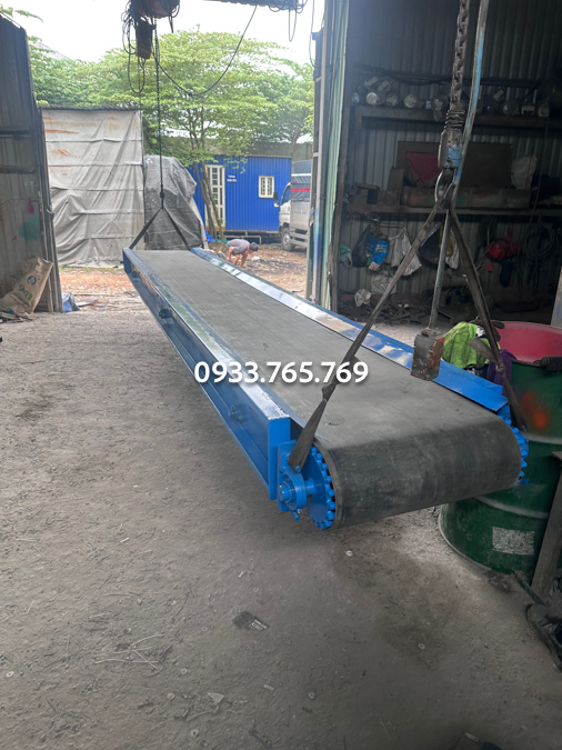 dua bang tai bang 5m len xe tai