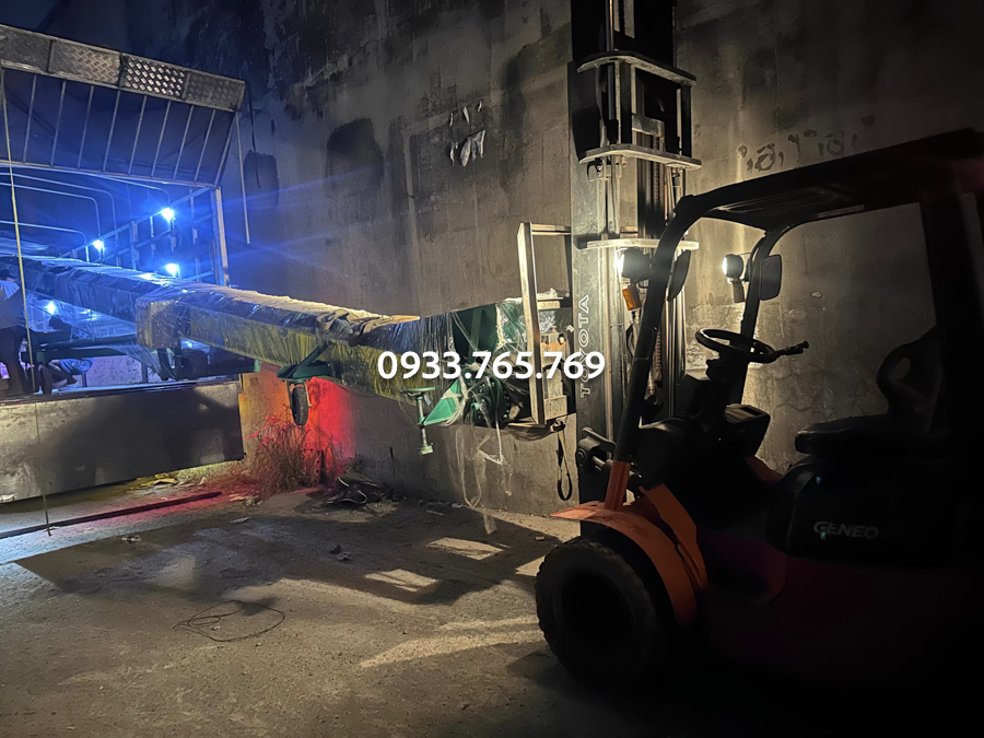 dua bang tai hat cafe len xe tai