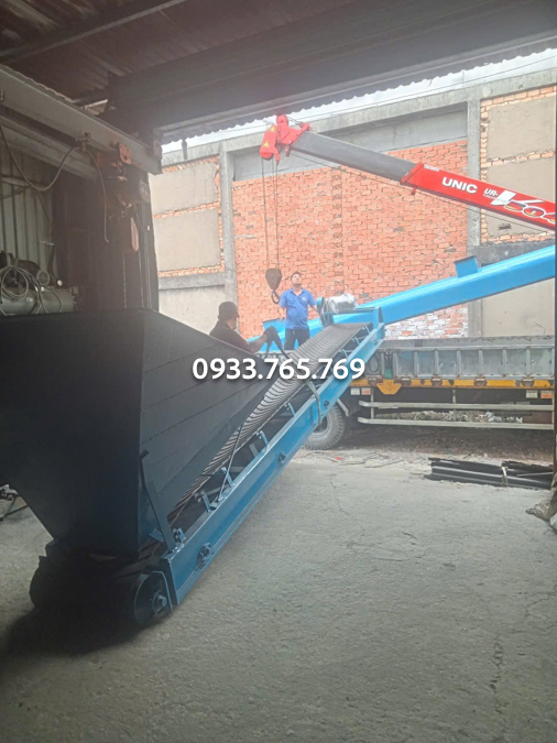 dua bang tai long mang nghieng len xe