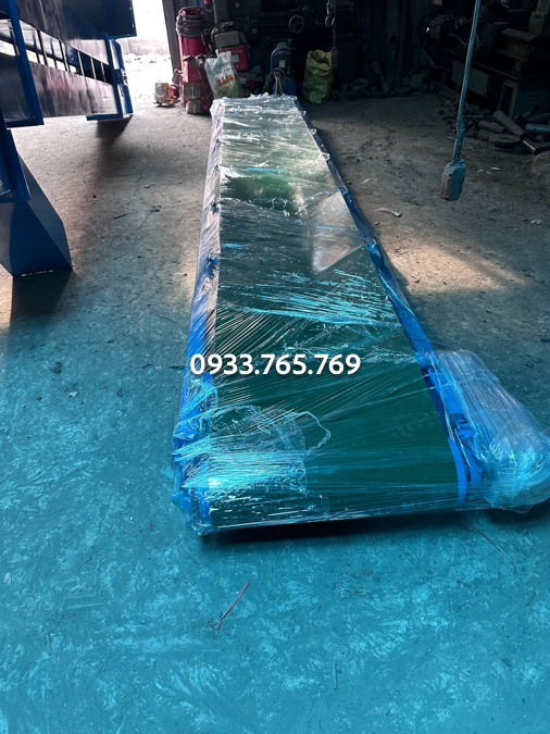 sản xuất hoàn thiện gầu băng tải pvc long mang