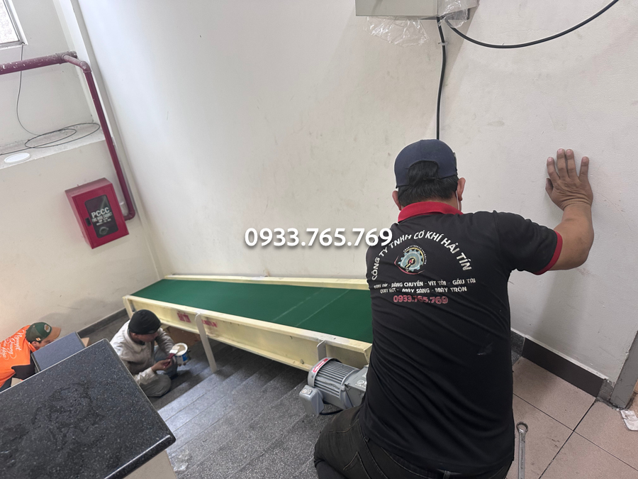 lap dat bang tai nghieng pvc