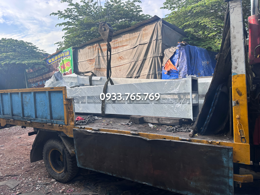 len duong di ban giao gau tai ra xe chanh