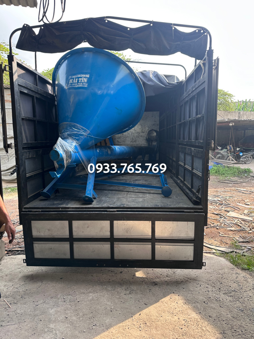 len xe đi bàn giao vít tải bột