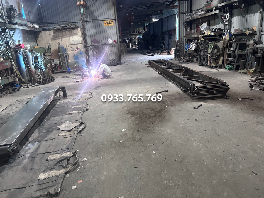 thi cong khung sườn băng tải 7m