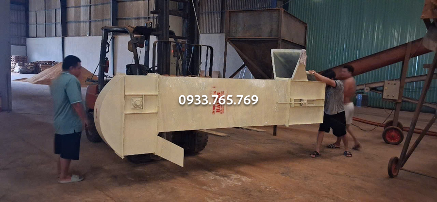 tới vị trí bàn giao gầu tải